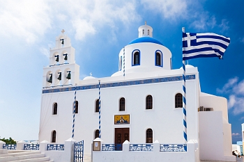 Picturesguq white and blue greek orthodox church in Oia, Santorini
