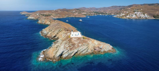 Approaching the port of Kea